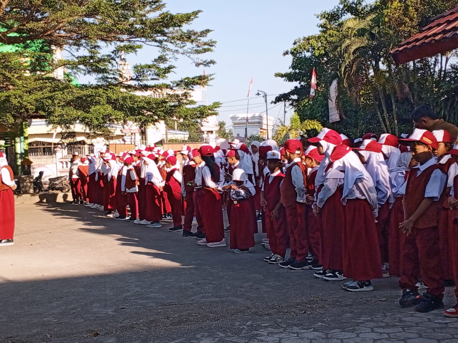 Memupuk nilai juang melalui upacara bendera setiap hari Senin