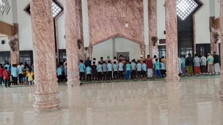 Pembiasaan Sholat Dhuha dan Dzuhur Berjamaah sebagai integrasi sosial sekolah dan masyarakat